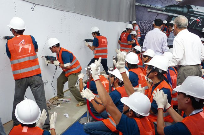 Bức tranh lớn nhất Việt Nam được tạo từ lỗ khoan